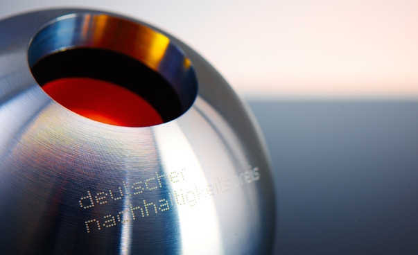 Eine silberne Kugel mit der Inschrift Deutscher Nachhaltigkeitspreis ist zu sehen. Foto: Frank Fendler