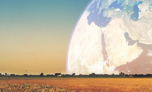 Kulisse einer Kommune mit einem Volmond in Form einer Weltkugel am Himmel. Foto: Engagement Global