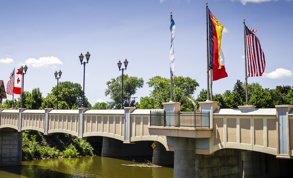 Eine Brücke, auf der im Vordergrund eine deutsche und eine US-amerikanische Flagge gehisst sind.