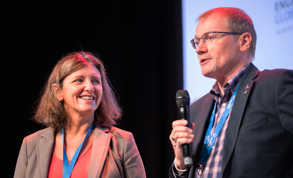 Claudia Brück, Vorstand von TransFair e.V. und Michael Marwede von der Servicestelle Kommunen in der Einen Welt.