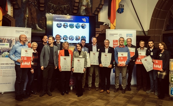 Gruppenfoto im historischen Rathaus von Saarbrücken. Die Vertreterinnen und Vertreter aus 13 saarländischen Kommunen zeigen stolz ihre Urkunden. Foto: IfaS