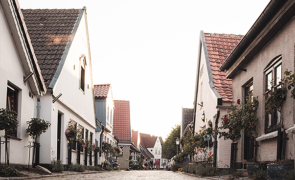 Blick auf eine Gasse in der Stadt Schleswig-Holstein