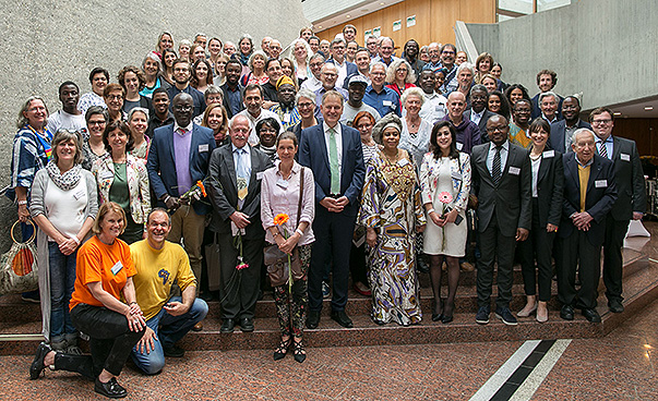 Die Teilnehmenden der Konferenz „Remstal Global – Afrika im Blick“  stehen zu einer Gruppe zusammen. Foto: Steffi Kapp