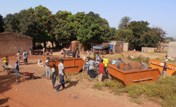 Tous les résidents participent à l'action  « Kati propre », à voir ici dans le quartier Samakébougou.