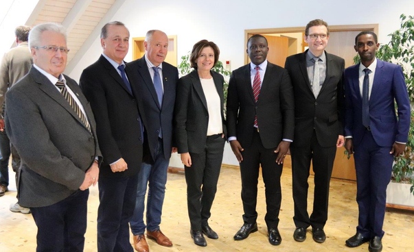 Die sechsköpfige deutsch-ruandische Delegation nimmt die rheinlandpfälzische Ministerpräsidentin in ihre Mitte. Foto: Staatskanzlei Rheinland-Pfalz