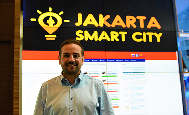 Le spécialiste Kariem El-Ali se tient devant un panneau portant l'inscription "Jakarta Smart City".