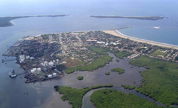 Vue aérienne d'une ville au bord de la mer.