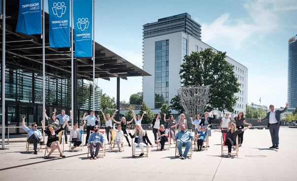 The information team of the Service Agency in front of the World Conference Center in Bonn on the occasion of the 15th Federal Conference.