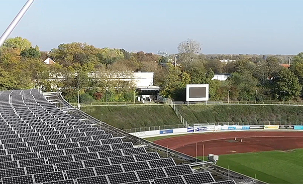 Solarzellen am Rande eines Fußballplatzes.