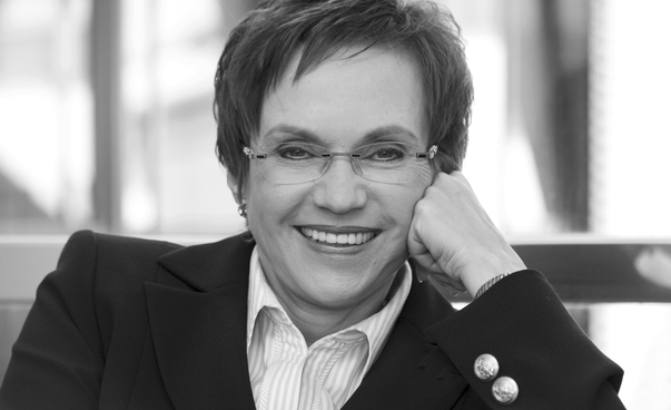 Portrait in schwarz-weiß von Dr. Angelika Kordfelder