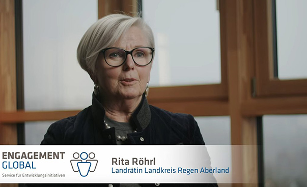 Die Landrätin Rita Röhrl spricht.