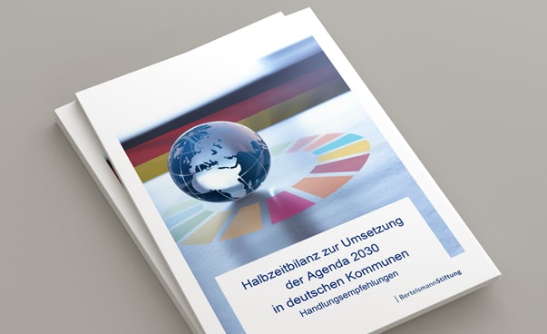 Das Cover der Publikation mit einer Art Globus umgeben von den Farben der Nachhaltigkeitssymbole.