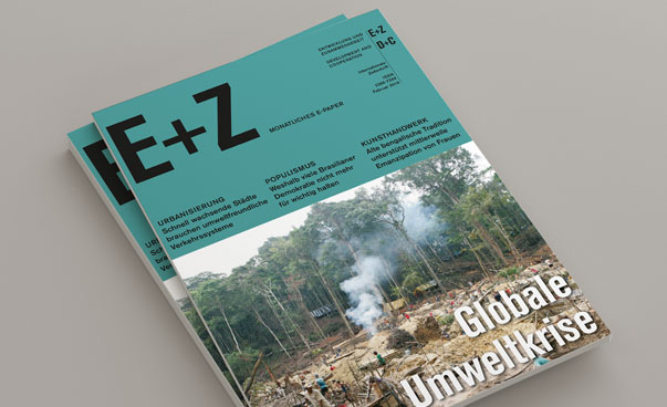 Zwei Ausgaben der Zeitschrift E+Z – Entwicklung und Zusammenarbeit. Foto: Engagement Global