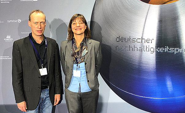 Rainer Kasch und Katja Telthörster blicken in die Kamera