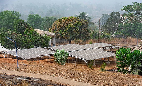 Zu sehen sind die Solarmodule der Photovoltaikanlage die vor dem Krankenhaus in Sokode installiert wurde.