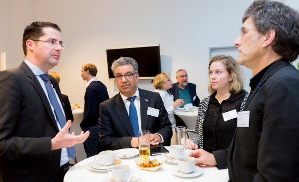 Vier Personen diskutieren Themen deutsch-palästinensischer Partnerschaften an einem Tisch. Foto: Kornelia Danetzki