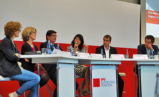 Sechs Personen sitzen an einem Podiumstisch und sprechen miteinander. Foto: SPD-Bundestagsfraktion