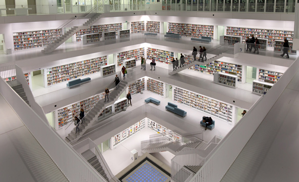 Blick von oben in die moderne Stadtbibliothek Stuttgart. Foto: Andreas Grasser