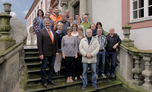 Gruppenfoto der Mitarbeitenden der niedersächsischen Gemeinde Lamspringe auf einer Treppe. Foto: Gemeinde Lamspringe