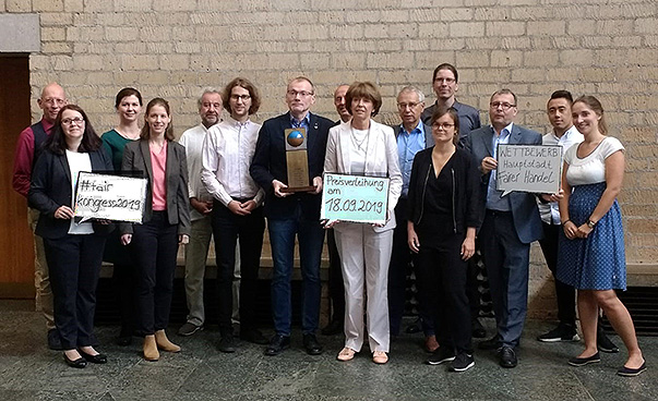 Die Jurymitglieder, die die Gewinner der „Hauptstadt des Fairen Handels 2019“ gewählt haben, stehen zu einer Gruppe zusammen. Foto: Engagement Global