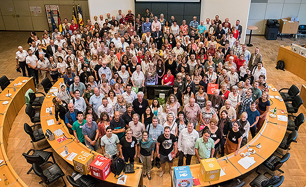 Gruppenbild der Teilnehmenden, die das Leitbild Mannheim 2030 beschlossen haben. Foto: Stadt Mannheim, Andreas Henn