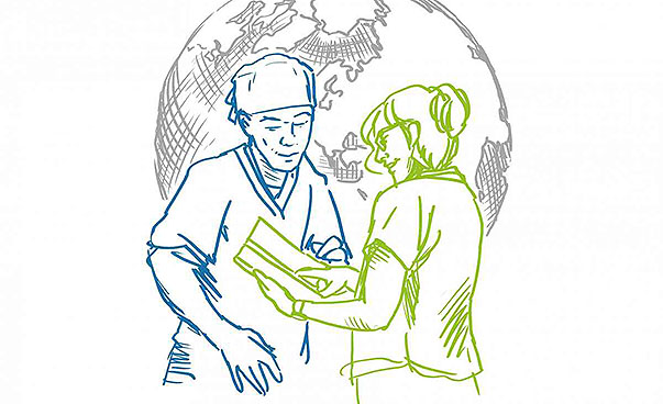 Ein Mann und eine Frau in Kleidung der medizinischen Berufe stehen vor einer Weltkugel.