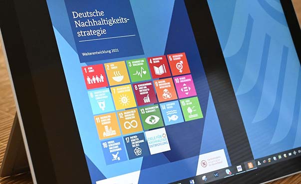 Foto von einem Tablet auf dem das Dokument der Deutschen Nachhaltigkeitsstrategie geöffnet ist.
