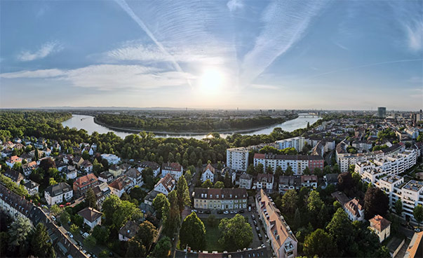 Weitwinkel-Luftbild der Stadt Mannheim.