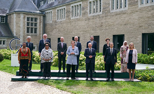 Familienfoto mit den Teilnehmerinnen und Teilnehmern des G7-Treffens vor dem Kaiserbahnhof in Potsdam
