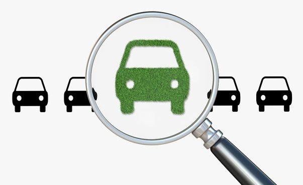 Eine Lupe vergrößert die Grafik eines grünen Autos. Rechts und links neben der Lupe sind jeweils zwei Bilder mit schwarzen Autos zu sehen.