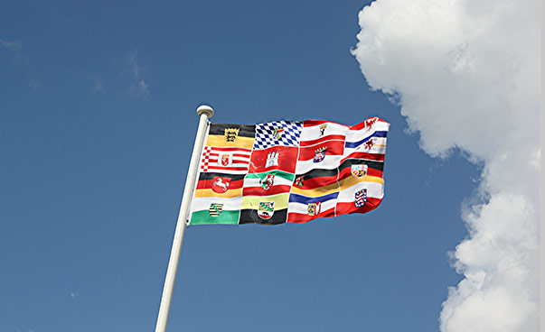 Eine Flagge vor blauem Himmel