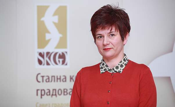 Klara Danilovic, Leiterin der Abteilung Stadtplanung und Wohnungsbau der Standing Conference of Towns and Municipalities of Serbia, blickt in die Kamera