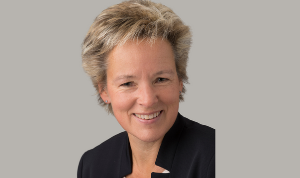 Nicole Ewert, Referatsleiterin für Internationale Zusammenarbeit und Entwicklungspolitik in der Niedersächsischen Staatskanzlei lächelt in die Kamera