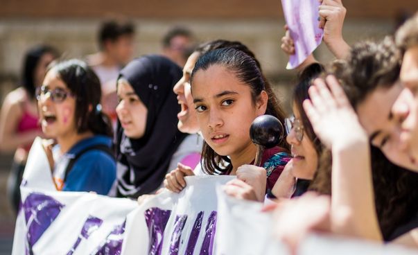 Mädchen bei einer Demonstration zum Weltfrauentag am 8. März.