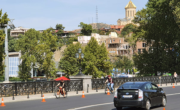 Zwei Fahrradfahrer auf einem Radweg in Tbilissi.