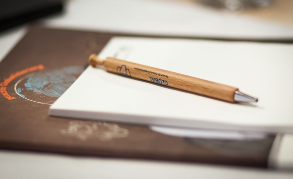 Eine Konferenzmappe mit Schreibblock und Kugelschreiber