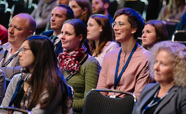 Auf Stühlen sitzendes Publikum beim Deutschen Nachhaltigkeitspreis im Jahr 2019. Foto: Dariusz Misztal