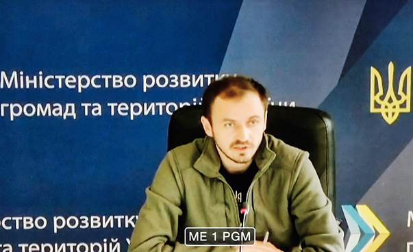 Ivan Lukerya, stellvertretender Minister für Entwicklung der Gemeinden und Territorien der Ukraine, spricht per Videoschalte zu den Teilnehmenden.