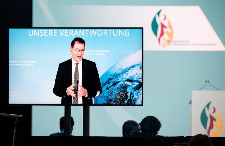 Bundesentwicklungsminister Dr. Gerd Müller auf einem Bildschirm.