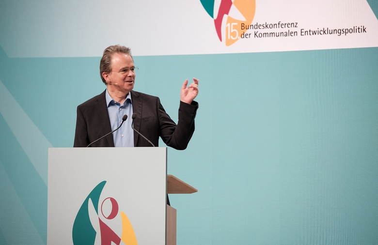 Am Rednerpult steht Dr. Jens Kreuter, Geschäftsführer von Engagement Global.