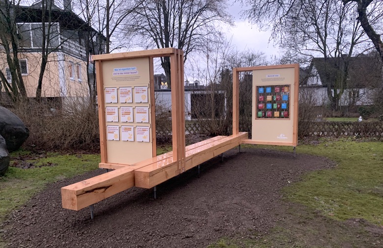 Der Ausstellungsparcours in Bad Berleburg bestehend aus einer Holzkonstruktion mit Infotafeln und interaktiven Spielen.