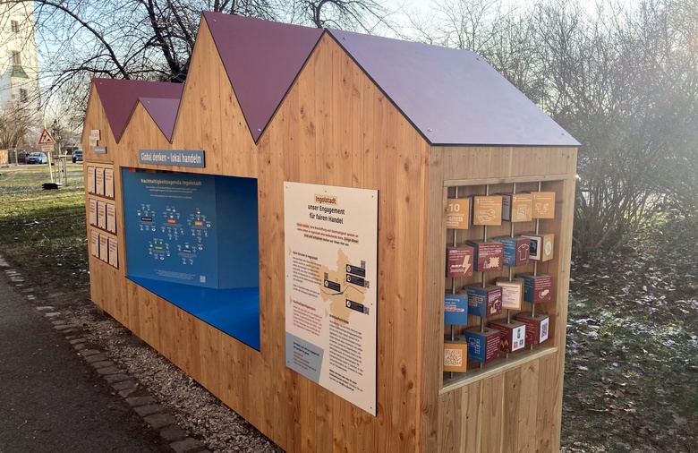 Der Ausstellungsparcours in Form kleiner Holzhäuser mit spielerischen Elementen und Infotafeln.