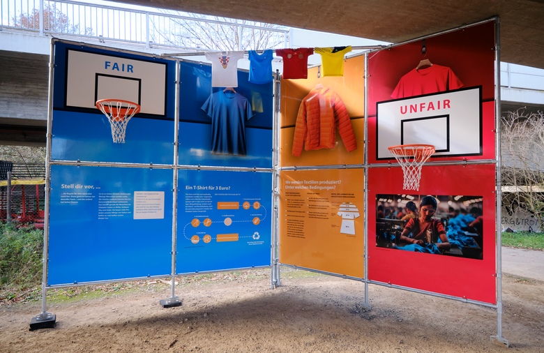 Zwei Basketballkörbe sind in die Infotafeln zum Fairen Handel integriert.