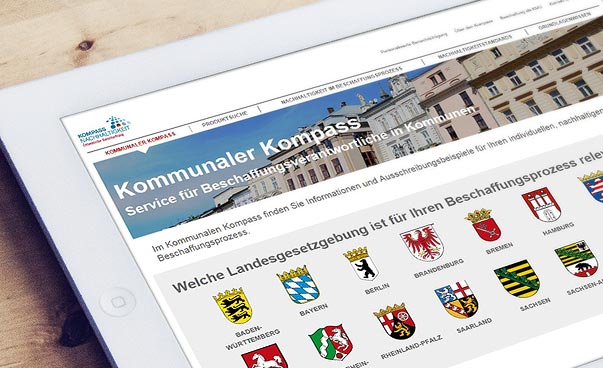 Auf einem Tablet wird die Internetseite des Kommunalen Kompasses angezeigt.