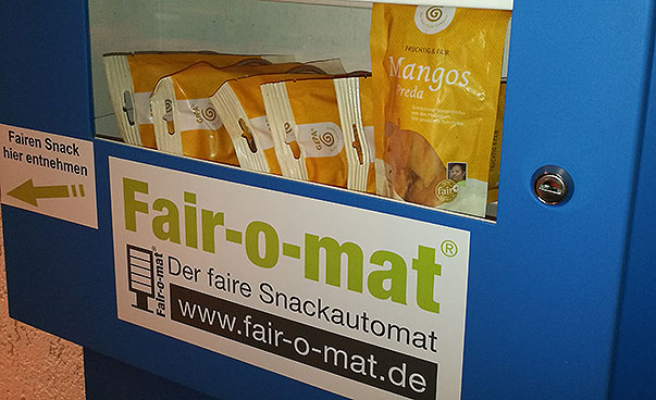 Blick in den Fair-o-mat: Zu sehen sind Packungen mit getrocknete Mangos.