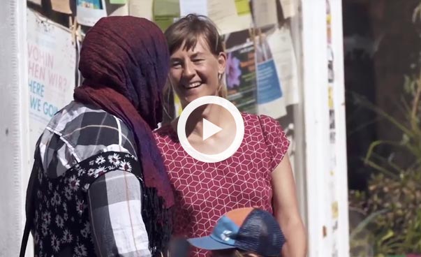 Standbild eines Videos, das zwei fröhliche Frauen im Gespräch miteinander zeigt.