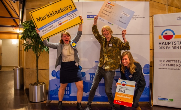 Die Gewinnerinnen aus Markkleeberg halten freudig ihre Auszeichnungen in die Kamera