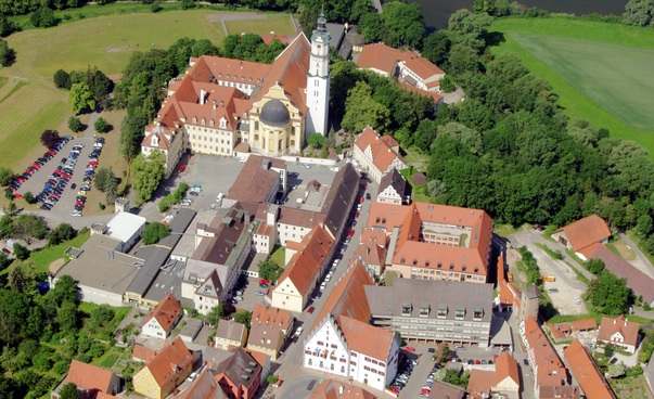 Vogelperspektive auf den Ort Donauwörth mit Sitz des Landkreisamts Donau-Ries.
