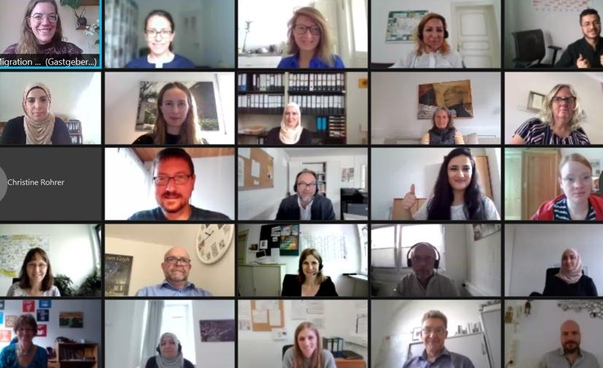 Screenshot einer Videokonferenz mit 25 Porträts der Teilnehmenden.