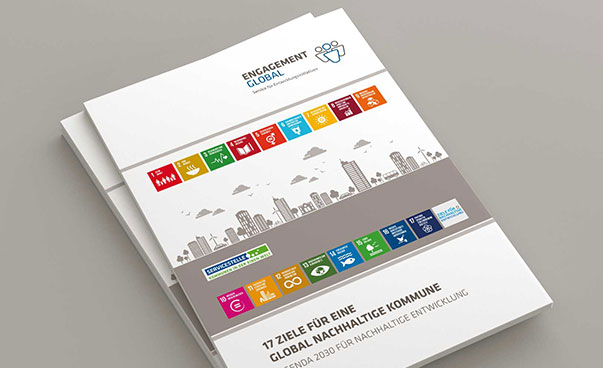 Blick auf ein Mappe, deren Titelbild die Symbole der 17 nachhaltigen Entwicklungsziele zeigt. Foto: SKEW/Engagement Global